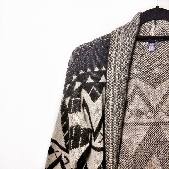 Charlotte Russe | Oversized Aztec Print Cardigan - Picture 4 of 5